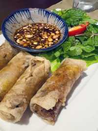 最迷人之處在於「中式手法與越南食材的結合」。餐廳主廚擅長將中國料理的細膩刀工與火候,融入越南獨特的香料與新鮮海產。像是以八角、花椒提味的燒肉,搭配當地爽脆的香草與米紙;或是以越南香茅、魚露入菜的清蒸魚