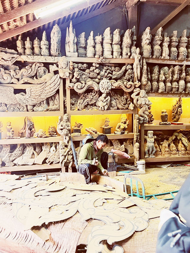 Guardians of the Temple: The Artists Preserving Thailand’s Wooden Legacy 🛠️🙏 Guardians of the Temple: The Artists Preserving Thailand’s Wooden Legacy 🛠️🙏