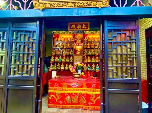 Tin Hau Temple, Aberdeen – A Tranquil Heritage Beside the Sea Tin Hau Temple, Aberdeen – A Tranquil Heritage Beside the Sea