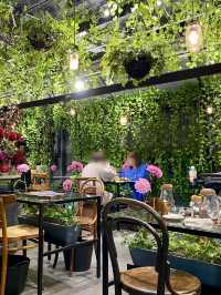 A Floral Café Oasis in the Heart of Omotesando 🌿🌸