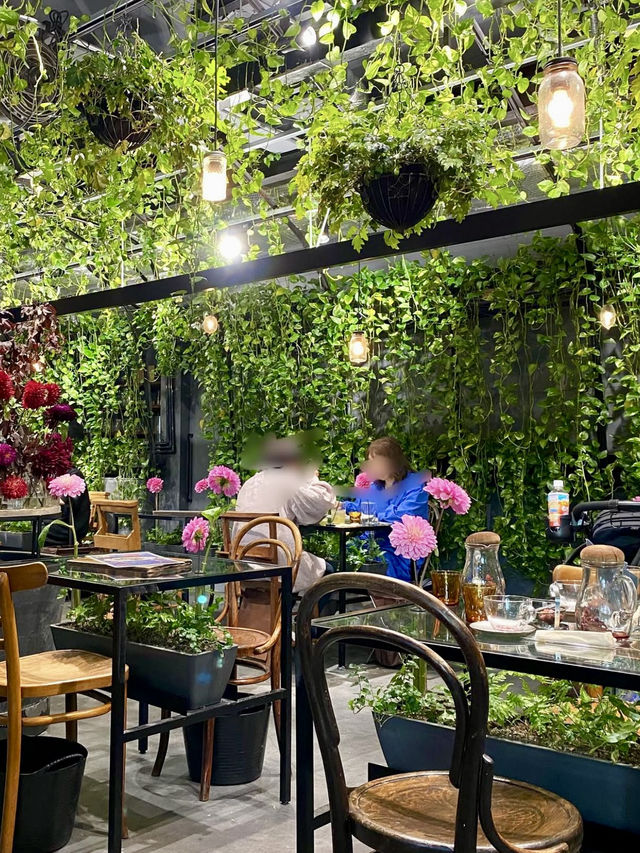 A Floral Café Oasis in the Heart of Omotesando 🌿🌸 A Floral Café Oasis in the Heart of Omotesando 🌿🌸