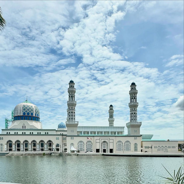 Tranquil Reflections at Masjid Bandaraya, Kota Kinabalu Tranquil Reflections at Masjid Bandaraya, Kota Kinabalu
