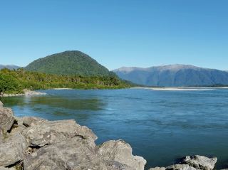 河流咆哮與地平線呼吸