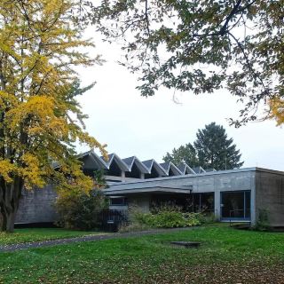 秋の灰色の屋根の建物が美しく映える