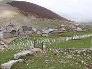 .🇧🇦 Lukomir – The highest and most timeless village in Bosnia