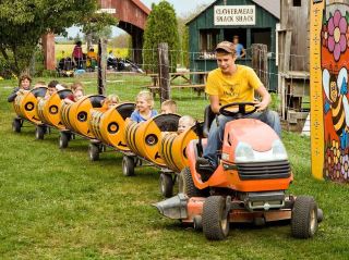 Ontario Family Day Trip |2026 Kids Animal Exploration Featured Top 5 Attractions Recommended

ON (Ontario) There are really many places for parents and children to play, especially if you want to take your children to experience all kinds of animals, fountains, farm fun, and autumn beauty🤩 I have planned my own 2026 children's day trip, selected 25 parents-to-be, interactive and adventurous attractions! This time I recommend five of them, all of which are highly rated online, suitable for the whole family to sunbathe and unwind - whether sunny or cloudy, outdoor or indoor options, you will not get bored🙌

Featured 5 top animal/farm/park recommendations

1⃣ Cambridge Butterfly Conservatory|Cambridge, ON
📍Address: 2500 Kossuth Rd, Cambridge, ON
🕒 Hours: 9:00-17:00 (Closed on Mondays)
Once you enter the museum, you will feel like you are in the jungle, the air is full of butterflies dancing🐝 Children can watch hundreds of colorful butterflies up close, and there is also a bird and insect exhibition hall. It is definitely a parent-child hotspot with "animal exploration + natural science". The greenhouse environment is comfortable all year round, no problem to play in the rain!

2⃣ Colasanti's Tropical Gardens|Kingsville, ON
📍Address: 1550 Road 3 E, Kingsville, ON
🕒 Time: Open year-round
The indoor greenhouse is super big with a small zoo, coffee recreation area and mini playground! In addition to seeing parrots, kangaroos, and goats, you can also feed the animals 😃 There is also a pumpkin festival in autumn! Some days there will be parent-child plant DIY activities, perfect for nature-loving and crafting kids!

3⃣ Santa's Village|Muskoka, ON
📍Address: 1624 Golden Beach Rd, Bracebridge, ON
🕒 Time: Open in summer
A fairytale theme park with not just animals, but also retro trains and a variety of water activities! Summer vacation to play outdoor water slide, the pool overlooking the autumn hills, the sky is very blue, really healing 🌈 There are also many music performances and workshops, suitable for children of all ages.

4⃣ Toronto Zoo|Toronto, ON
📍Address: 2000 Meadowvale Rd, Toronto, ON
🕒 Time: 9:00-18:00
One of the largest zoos in Canada - lions, giraffes, giant pandas, and penguins, and has a summer-limited splash pad for children to cool off and play in the water! The route is very large, it is recommended to bring enough water and push the cart, just enough for a day

5⃣ Greenview Park & ​​Zoo|Morpeth, ON
📍Address: 12754 Conc 6, Morpeth, ON
🕒 Time: Open in spring, summer and autumn
An outdoor zoo and farm where children can feed goats, sheep, camels, etc. Outdoor trampoline and play facilities are popular! There is also a hiking route next to the scenic spot, after which you can have a picnic or have fun in the park. Autumn visit sincerely push, hills and blue sky perfect background ~