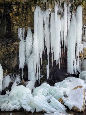 This itinerary guide: Winter Snowscape Exploration of the Hilton Falls Conservation Area

Every winter, Milton transforms into a tranquil northern paradise, and the Hilton Falls Conservation Area is truly enchanting! Imagine strolling through a pure white forest, your feet sinking into deep snow, branches draped in ice and snow overhead, following hiking trails to a frozen waterfall—this natural wonder truly allows you to forget all your worries, leaving only pure awe.

Hilton Falls Itinerary Highlights: The most attractive aspects of this route are the winter-exclusive frozen waterfalls and picturesque snow-covered forests. Whether you're a photography enthusiast or simply want to breathe in the fresh air, you can discover a different side of yourself in the snow. With extended opening hours (09:00–19:00), it's perfect for leisurely walks and taking photos under the sunlight. Avoiding the crowds offers ample space and a particularly soothing atmosphere.

【Attraction Recommendations】
1. Hilton Falls Frozen Waterfall: In winter, the falls are covered in layers of ice and snow, resembling crystal-clear glass that sparkles in the sunlight. The water flows slowly beneath the thick ice, its sound deep yet full of life. It's recommended to stroll along the waterfall viewing trail; there are many great angles for taking photos nearby.

2. Snow-Covered Forest Trail: The forest trails within the Hilton Falls Conservation Area are entirely covered in snow, with frost clinging to the branches. Every step offers a sense of natural tranquility. Perfect for a "walk."