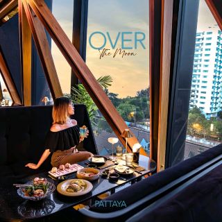 "Over The Moon" รูฟท็อบบาร์บรรยากาศดีพัทยา