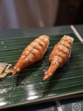 德島縣 德島市・停車場裡竟然有立食壽司！？在「立喰い寿司 龍ノ落子」吃到的足赤蝦超讚！