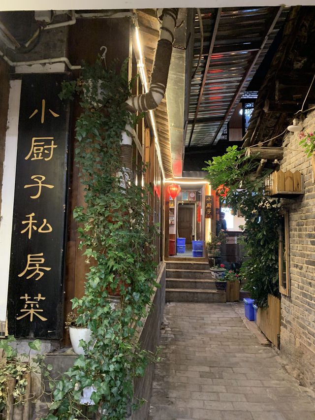Shopping in the hustle and bustle of Qingming Shanghetu in Lijiang