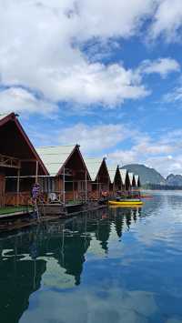 Stay in a Floating Bungalow in Thailand – Nature, Tranquility & Tips 🛶🌿
