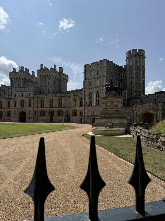 Explore Windsor Castle: A Majestic Royal Residence 👑