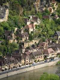 🏞️ Where the Cliff Meets the River – La Roque-Gageac, France