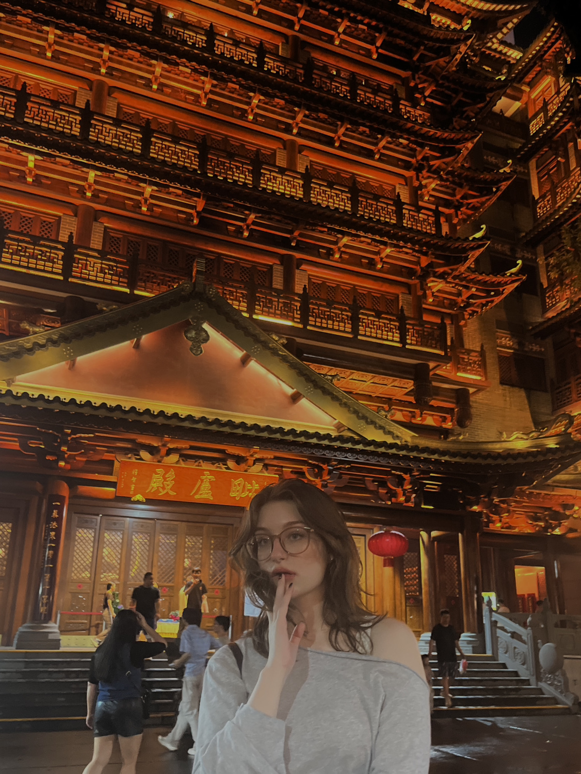 Baru saja menghabiskan hari di Guangzhou menjelajahi beberapa tempat tersembunyi yang kurang dikenal 🚀 — Jalan Beijing, Guangbai Cultural Square yang epik, dan Kuil Dafo yang luar biasa yang tersembunyi di tengah keramaian!
Tempat Terbaik untuk Dikunjungi:
1. Guangbai Cultural Square di Jalan Beijing
Temukan tempat yang ramai ini di Toko Serba Ada Guangbai, Jalan Xihu, Distrik Yuexiu (hanya 50 meter di utara Kuil Kuno Big Buddha). Tempat ini sempurna untuk melihat orang-orang, pasar yang sibuk, dan suasana kota dengan lampu neon. Plaza ini buka sepanjang hari, jadi mampirlah kapan saja sesuai suasana hati Anda!
2. Kuil Dafo (Big Buddha)
Jangan lewatkan keindahan kuno ini di sebelah Jalan Beijing! Tenang, atmosferik, dan penuh dengan pesona tradisional Tiongkok Selatan — Anda pasti akan menikmati ketenangan sebelum kembali ke hiruk-pikuk kota. Buka dari pukul 8 pagi hingga 5 sore.
Tips dari Saya 🚩
Kunjungi Kuil Dafo di pagi hari untuk menghindari keramaian dan merasakan suasana dupa yang segar. Jalan Beijing mulai ramai pada sore hari, jadi simpan waktu belanja dan jalan-jalan Anda untuk saat itu.
Cara Berkeliling:
Naik Guangzhou Metro (Jalur 2 atau Jalur 6) dan turun di Stasiun Beijing Lu — sangat nyaman dan murah. Berjalan kaki di antara tempat-tempat ini sangat mudah, jadi lewati taksi.
Makanan yang Harus Dicoba:
Cobalah camilan jalanan dari pedagang di Jalan Beijing — cari cumi bakar pedas dan kue madu 🍢🍰. Atau mampir ke kedai mie untuk mencicipi mie wonton yang otentik.
Tips Perjalanan:
Bawa sedikit uang tunai (banyak kios lebih suka ini daripada pembayaran seluler). Cuaca panas dan lembap, jadi bawa barang ringan & minum banyak air!