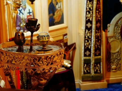 #winterescape สัมผัสความสงบทางจิตวิญญาณที่โบสถ์กรีกออร์โธดอกซ์เซนต์กอร์ดิโอส ✨⛪

เริ่มต้นการผจญภัยในคอร์ฟูของคุณด้วยการหยุดพักอย่างสงบที่โบสถ์กรีกออร์โธดอกซ์เซนต์กอร์ดิโอสอันงดงาม! อัญมณีที่ซ่อนเร้นแห่งนี้มอบการหลีกหนีความวุ่นวายอย่างสงบสุข ตั้งอยู่บนหน้าผาพร้อมวิวทิวทัศน์อันงดงามของหาดอากิออส กอร์ดิโอสและทะเลไอโอเนียนที่ระยิบระยับ—การผสมผสานที่ลงตัวระหว่างบรรยากาศทางจิตวิญญาณและความงามของธรรมชาติ

เดินตามถนนที่ไม่มีชื่อซึ่งคดเคี้ยวไปตามทางไปยังโบสถ์ ซึ่งควรไปถึงด้วยการเดินป่าเบาๆ ในตอนเช้าจากหมู่บ้านหลัก เดินอย่างช้าๆ เส้นทางนั้นเรียงรายไปด้วยดอกไม้ป่าและต้นมะกอก สร้างบรรยากาศที่สมบูรณ์แบบก่อนที่คุณจะถึง เมื่อถึงโบสถ์แล้ว หยุดพักสักครู่เพื่อไตร่ตรองหรือเพียงแค่เพลิดเพลินกับอากาศยามเช้าที่สดชื่น

อย่าพลาดถ่ายรูปจากบันไดหอระฆัง โดยมีชายหาดและแนวชายฝั่งที่สวยงามเป็นฉากหลังที่สวยงามเหมาะแก่การลงอินสตาแกรม! แสงสวยงามมากก่อนเที่ยง ดังนั้นวางแผนการเยี่ยมชมของคุณให้เหมาะสมเพื่อถ่ายภาพโดยไม่มีแสงสะท้อนจ้า ถ้าคุณอยากไปปิกนิก ก็มีจุดสบายๆ อยู่ใกล้ๆ แต่จำไว้ว่าต้องเตรียมของว่างไปเอง เพราะไม่มีร้านค้าหรือคาเฟ่อยู่ตรงบริเวณนั้น

เคล็ดลับ: โบสถ์มักจะเปิดให้เข้าชมในเวลากลางวัน ควรสวมรองเท้าที่แข็งแรงและใส่สบาย เพราะทางเดินอาจไม่เรียบและลื่น โดยเฉพาะหลังฝนตก โปรดจำไว้ว่าที่นี่เป็นสถานที่เงียบสงบ เคารพความเงียบสงบ และหลีกเลี่ยงการพูดคุยเสียงดังหรือการถ่ายภาพโดยใช้แฟลชภายใน ฉันพบว่าการไปแต่เช้าทำให้ฉันได้อยู่คนเดียวในโบสถ์ ดังนั้นควรออกเดินทางก่อน 10 โมงเช้าเพื่อความสงบอย่างแท้จริง

#Corfu #HiddenGems #GreekIslands #TravelTips #PhotoSpots