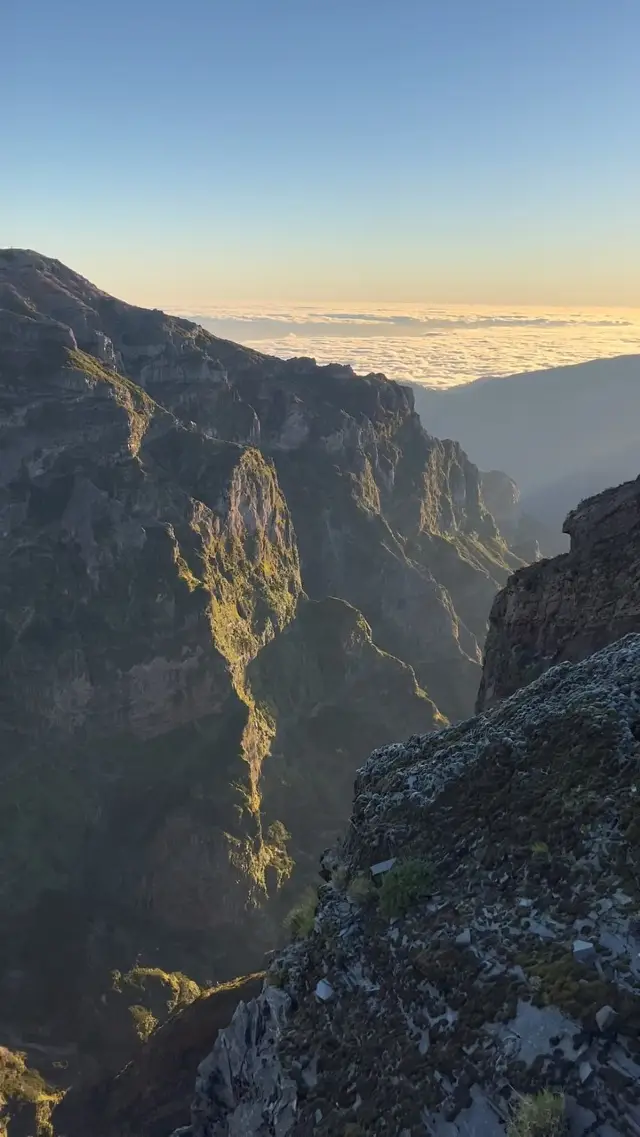 Must-Do in Madeira: Hiking from Pico do Arieiro to Pico Ruivo 🥾🌄