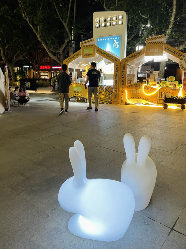 去上海影城除了看電影，還可以吃吃逛逛