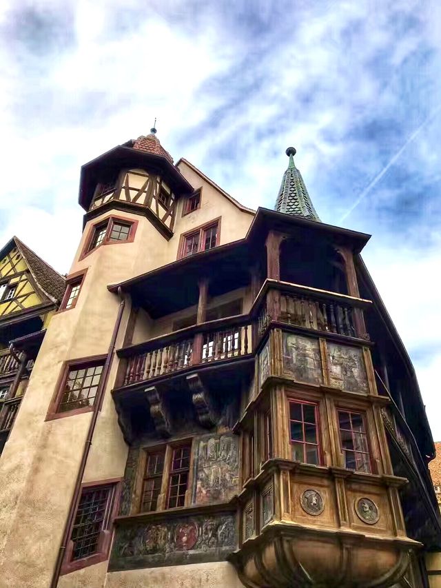 ❤️香榭麗舍大街❤️ 始建於1616年，全長1800米，最初叫“王后林蔭大道”，徐悲鴻在法國留學時把它取名為“香榭麗舍”，是巴黎最浪漫的街道，也被譽為全世界最美麗的街道✅