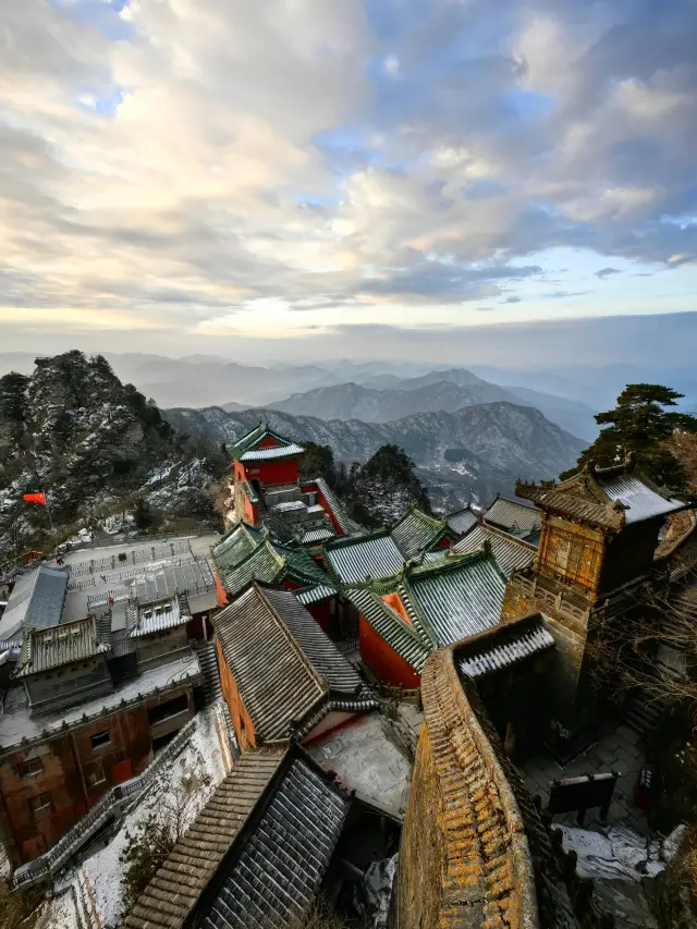 It's simply breathtaking, the golden light piercing through, a journey to Wudang Mountain!