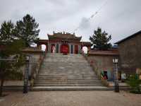 寧夏鹽池花馬寺（無量殿）坐落於鹽池縣城南7公里的花馬池之畔，交通便捷