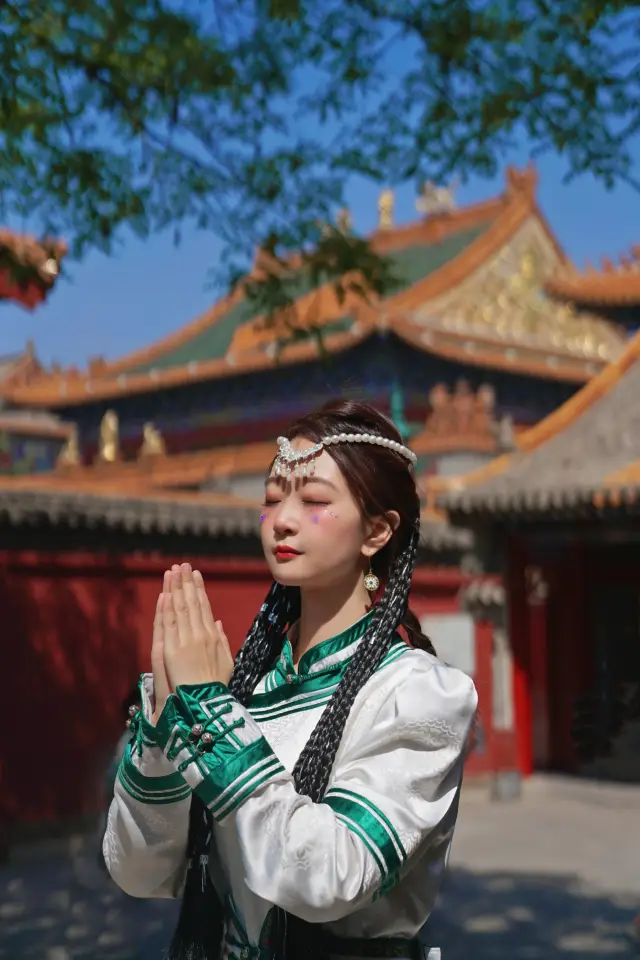 In the crowded Da Zhao Temple, how can I take a portrait of a Mongolian princess