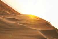 騰格里沙漠沙坡頭美景拍照。
