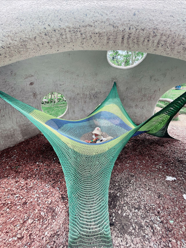 就是我，在38度的高溫裡帶娃去了公園大戶外