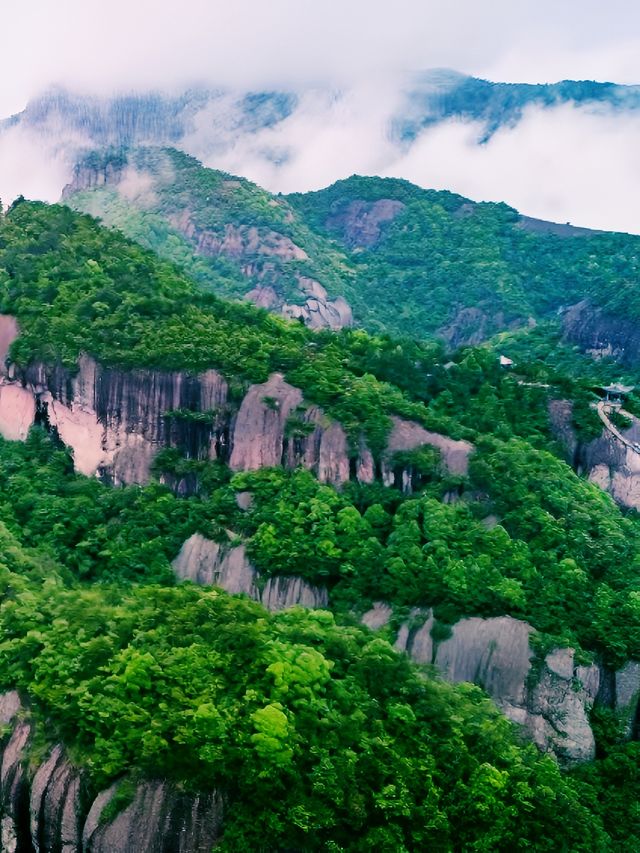 形如空中的玉如意，又似仙女的披帛