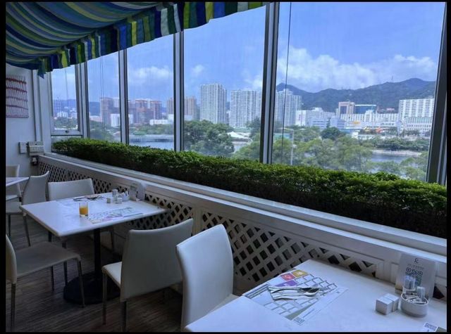 香港高性價比酒店推薦:舒適河景房與便捷交通的完美結合。