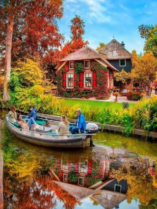 Come to Giethoorn and start a dreamy trip!