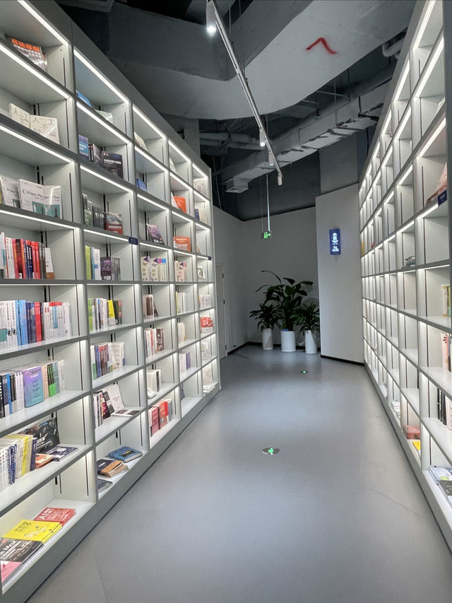 [新華書店，目前係海口最舒服嘅地方！！]
想借用網絡同空調嘅朋友，一定唔可以錯過呢個好去處——新華書[新華書店，目前係海口最舒服嘅地方！！]。