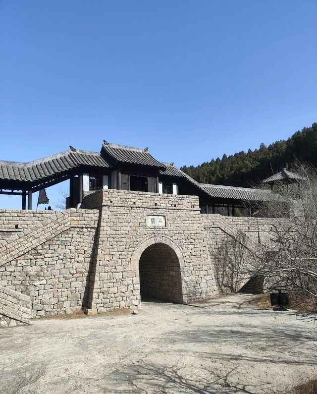 山東水泊梁山領略好漢聚義的豪邁氣概。