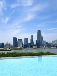 天際之水——上海金普頓前灘酒店無邊泳池的城市美景