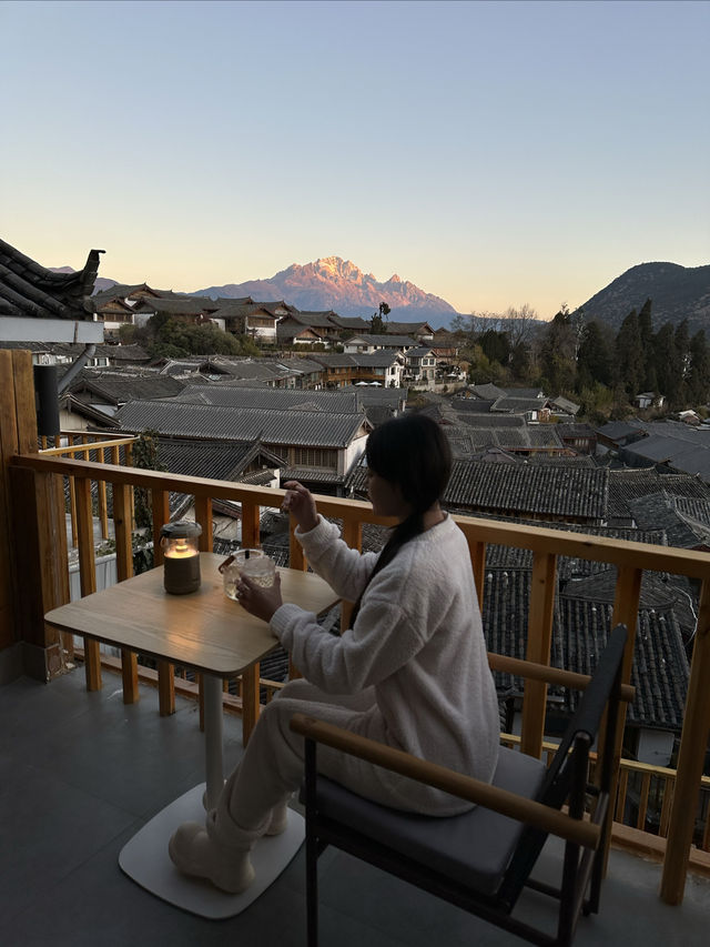 這家民宿居然可以看到日照金山，太美了吧！。