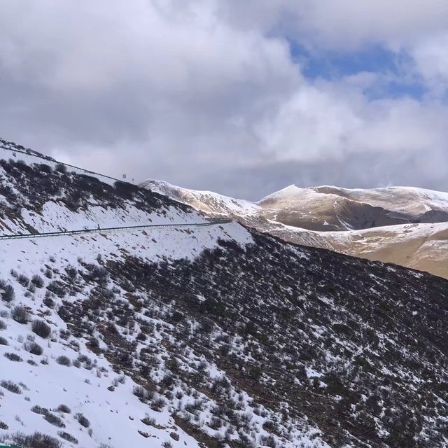 可以平視峰頂的垭口 乃龍山垭口。