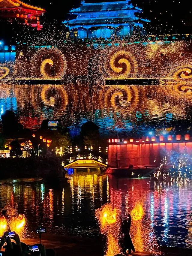 Giúp đỡ! Màn biểu diễn hoa sắt ở Khai Phong đẹp quá!