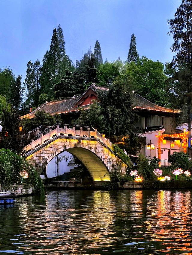 夕陽登畫舫，夜泊歸來已是燈火闌珊。