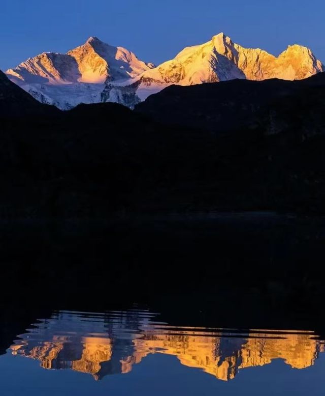 珠穆朗瑪峰日照金山，何等幸運。