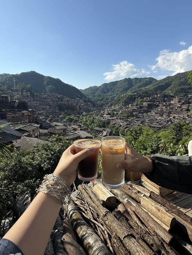 千戶苗寨就係為咗個靚位飲咖啡~