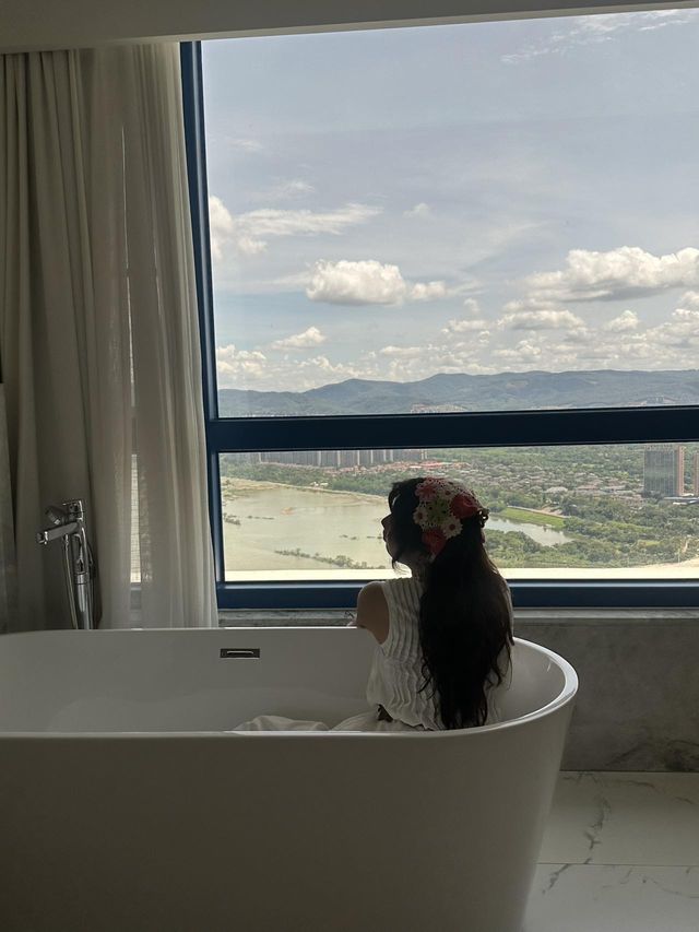 在西雙版納住進了50層的高空泳池酒店