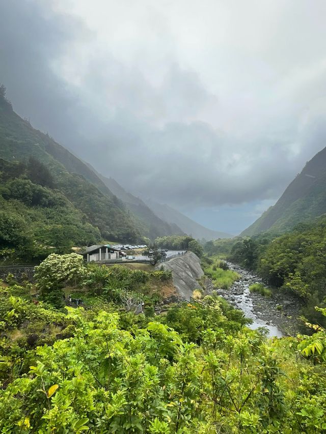 雨霧朦朧中的伊奧山谷夏威夷土著國王都來打卡的秘境！