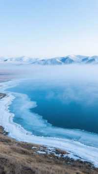 湖水藍如寶石,這片草原藏著被神眷顧的秋天