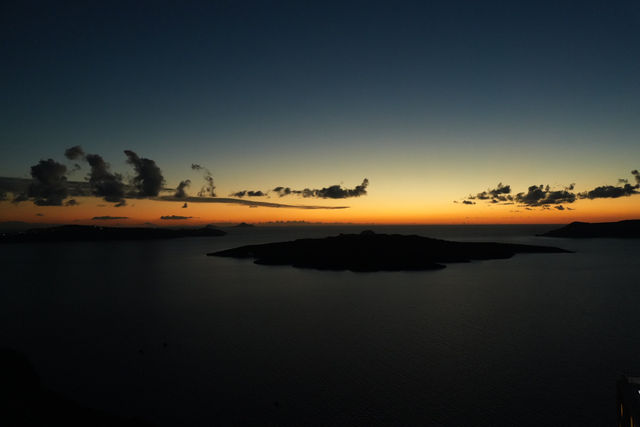 希臘聖托里尼・費拉小鎮｜午後到夜晚的藍白時光