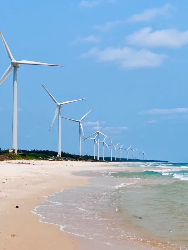 The stunning windmill coast at Wenchang Mulan Bay, Hainan, is a perfect spot for breathtaking photos!