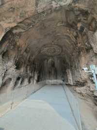 伊闕山水，龍門石窟