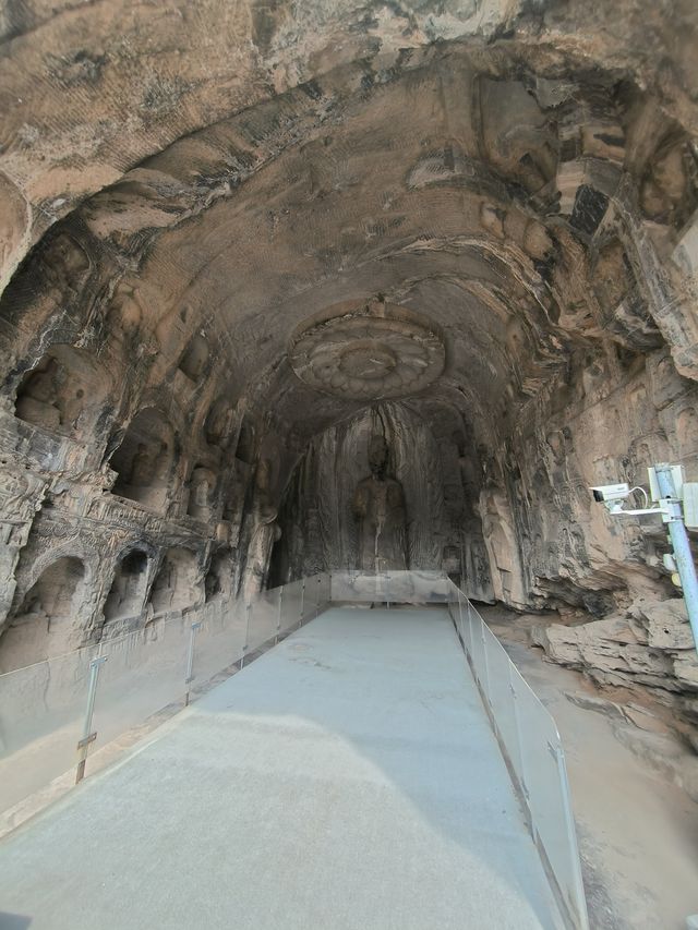 伊闕山水，龍門石窟