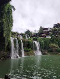 住進瀑布邊的古鎮