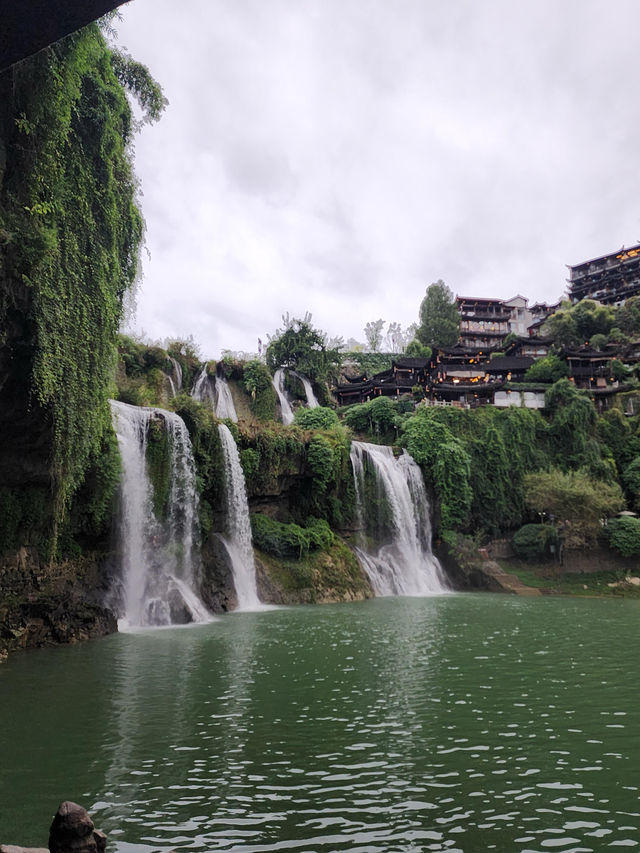 住進瀑布邊的古鎮 住進瀑布邊的古鎮