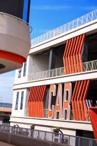 在未完成的建築裡,拍一部未來感大片