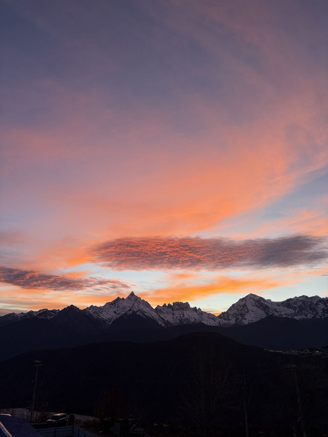 在梅里雪山腳下,等一場沒有盡頭的日落。 在梅里雪山腳下,等一場沒有盡頭的日落。